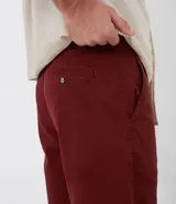 Bermuda de sarga color blanco, de corte recto y diseño básico con bolsillos laterales y traseros.