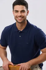 Remera polo lisa de piqué en color bordó, con cuello camisero, cierre frontal con botones y mangas cortas.