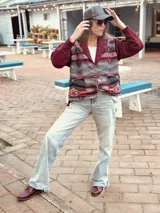 Mocasines náuticos color borgoña de cuero con cordones y suela marrón.