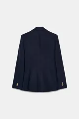 Blazer de cuello solapa y manga larga con cierre frontal de un botón. Presenta bolsillos delanteros con solapa y diseño estructurado.
