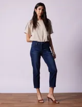 Jean azul oscuro de tiro medio, pierna recta y terminación crop. Pretina con pasadores, botón y cierre. Delantera y trasera con bolsillos.