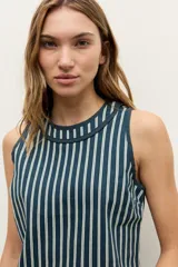 Top de jean sin mangas, de corte recto y escote redondo, con diseño a rayas verticales en azul marino y blanco.