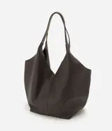 Cartera hobo grande marca Satinato, confeccionada en cuero con textura natural y color marrón oscuro. Presenta un diseño amplio y suave de estilo contemporáneo, con asas de hombro integradas y cierre interno con mosquetón.
