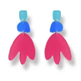 Aros colgantes con piezas geométricas de acrílico en colores rosa, celeste y amarillo.