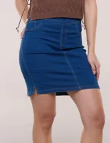 Falda skort de tiro alto y calce ajustado confeccionada en denim azul con short interno incorporado. Presenta cintura elastizada, bolsillos simulados al frente, bolsillos traseros plaqué y pequeñas aberturas en los laterales del bajo.