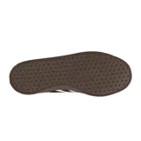 Championes Adidas VL Court Base, color blanco con detalles en negro y suela marrón.