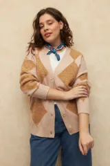 Cardigan largo con escote en V, confeccionado en tejido de punto con diseño geométrico de rombos en contraste de color negro y gris.