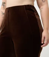 Pantalón de plush color marrón, de corte recto y tiro medio, con cintura elástica y textura acanalada.