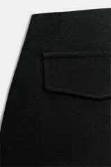 Pantalón de tiro medio y corte ancho, confeccionado en hilatura de algodón, con cintura elástica.