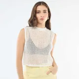 Top sin mangas de tejido crochet con cuello redondo y diseño de red, en color blanco.