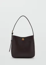 Bolso de hombro de poliuretano texturizado en color marrón oscuro, con asa ajustable, cierre de botón a presión con detalle metálico dorado y bolsillo interior con cremallera.