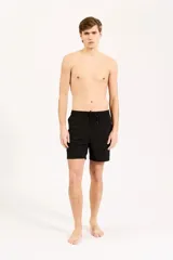 Short de baño Billabong modelo Core LB 16, color negro, con cintura elástica ajustable mediante cordón y bolsillos laterales.
