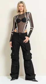 Body de tul negro semitransparente con diseño de franjas blancas contrastantes, manga larga y escote redondo. Presenta un corte cavado en la parte inferior y copas integradas.