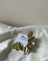 Par de aros trepadores dorados con forma de pétalos. Incluye un aro trepador para una oreja y un aro pequeño para la otra oreja. Hechos a mano en bronce o alpaca.