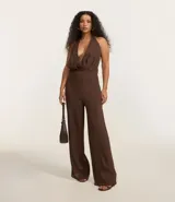 Mono pantalón largo de satén texturizado color marrón chocolate, con escote halter y espalda descubierta.