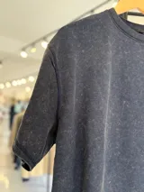 Remerón de corte oversize en tejido rústico con efecto gastado, cuello redondo y mangas cortas.