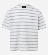 Remera de corte boxy con cuello redondo y mangas cortas. Presenta un diseño de rayas horizontales finas en tonos gris sobre fondo blanco.