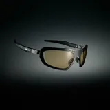 Lentes de sol envolventes con montura de acero inoxidable en color gunmetal y lentes de nylon amarillos. Presentan un diseño deportivo con aberturas decorativas en la parte superior del marco y patillas de acetato.