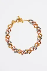 Collar de cadena tricolor con eslabones en forma de corazón entrelazados en tonos dorado, plateado y rosado. Presenta un cierre de barra T y un pequeño dije de corazón con logo grabado.