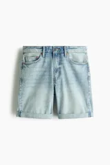 Short de denim de algodón de cinco bolsillos, color celeste claro, con ligero stretch y vuelta cosida en el bajo.