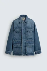 Parka de denim de algodón con efecto lavado, de color azul medio. Presenta cuello solapa, manga larga con puño abotonado, cierre frontal de botonadura oculta y cintura ajustable con cordón interior. Posee cuatro bolsillos utility de plastrón con solapa: dos en el pecho y dos en la cadera.