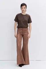 Remera de cuello redondo y manga corta, confeccionada en tejido de algodón liso de color blanco.