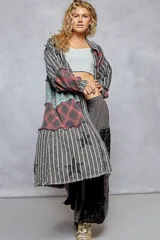 Kimono largo con cuello camisero y diseño patchwork con retazos de tela a rayas, cuadros y estampados florales.