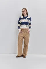 Sweater de punto calado a rayas horizontales marrones y beiges, con cuello tipo polo y escote en V.