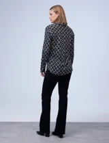 Camisa Alex & Jordan de manga larga, color negro con estampado geométrico blanco. Presenta cuello con solapa, escote en V y cierre frontal con botones.