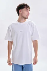 Remera de manga corta con corte oversize, color blanco, con bordado pequeño en el centro del pecho con la frase Natural State.