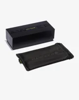 Lentes de sol Hawkers unisex con montura cuadrada color caramelo y lentes polarizadas azules.