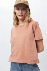 Remera de algodón de manga corta y cuello redondo, con textura suave y corte clásico.