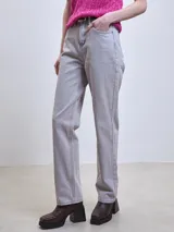 Jeans de mujer tiro alto, corte recto, color gris oscuro lavado.