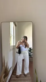 Pantalón de lino color crudo, de corte recto y pierna ancha, con cintura elastizada y cordón ajustable.