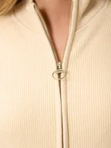 Cardigan de punto color azul, con cierre frontal completo, cuello alto y mangas largas con puños acanalados.