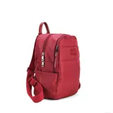 Mochila capitoneada color verde militar, confeccionada en nylon. Tiene apertura superior con cierre y tiradores metálicos, bolsillos internos, bolsillo frontal con cierre metálico, correa corta de mano y correas de galón regulables para colgar en la espalda.