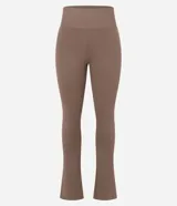 Pantalón deportivo tipo legging flare, color marrón topo, de tiro alto y con abertura lateral en el tobillo.