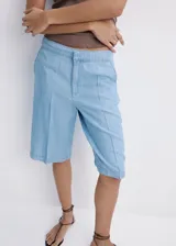 Short de denim suave color celeste claro, de tiro bajo, silueta recta y largo midi, con diseño de cinco bolsillos y costuras frontales marcadas.