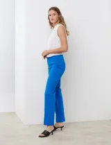Pantalón de gabardina elastizada celeste, marca Zac & Rachel. Modelo recto con pretina ancha con faja interna modeladora, largo de pierna y costura frontal pespunteada.