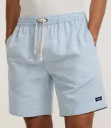Bermuda de sarga con estampa rayada en color gris, de corte recto y largo por encima de la rodilla. Posee cintura elástica ajustable mediante cordón blanco y bolsillos laterales.