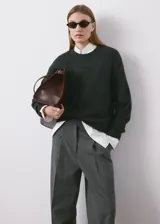 Pantalón de vestir de tiro medio, corte recto y diseño largo con detalle de pinzas frontales. Cuenta con dos bolsillos laterales y cierre oculto con botón, gancho y cremallera.