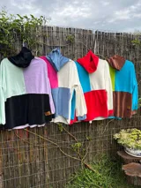 Polerón oversize con bloques de color lila, verde agua y negro.