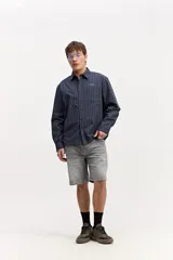 Camisa de manga larga con diseño a rayas verticales en color verde y blanco, cuello clásico y estampa con bordado en la espalda con la frase "Expect Nothing, appreciate everything".