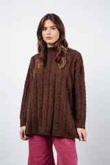 Sweater marrón de punto trenzado con cuello alto y mangas largas.