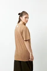 Remerón negro de tela lavada con estampa de serpiente, flores y la palabra 'nature'.