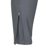 Conjunto deportivo Under Armour Challenger negro, compuesto por campera con cierre y pantalón. Ambos con logo de la marca en color blanco.