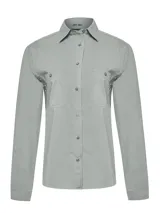 Blusa de manga larga color gris claro, con cuello camisero, cierre frontal con botones y dos bolsillos con solapa en el pecho. Presenta un diseño de corte regular con detalles de costuras reforzadas y tecnología de protección solar.
