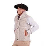 Chaleco negro capitoneado con cuello alto y cierre frontal con botones a presión.