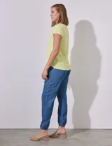 Remera color verde claro en tejido rib, con escote en V, manga corta y terminación anudada en el ruedo.