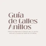 Anillo de oro amarillo 18k con diseño de media alianza engastado con esmeraldas en talla cuadrada.